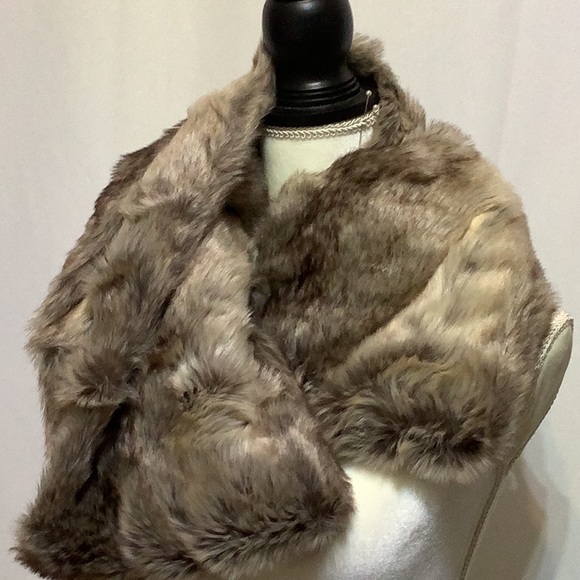 UPCOUNTRY BY DU MONDE BEAUTIFUL FAUX FUR INFINITY SCARF - Picture 4 of 9